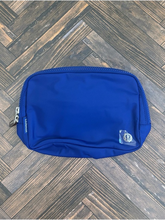 lululemon athletica Handbags - NWT Lululemon Everywhere Belt Large In Riverside/Silver